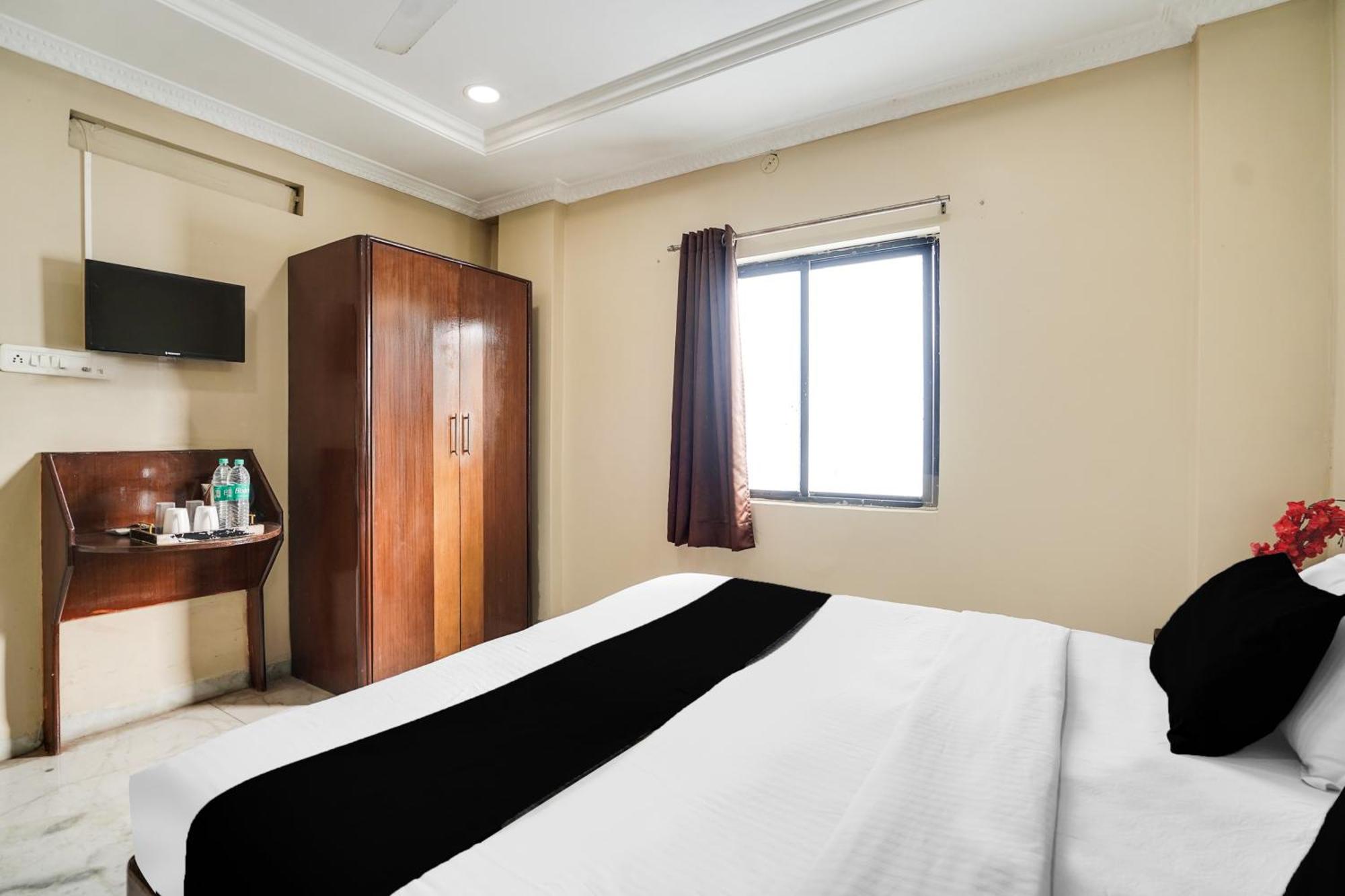 Super Hotel O Pithampur Formerly Ganga Residency Akolia Esterno foto